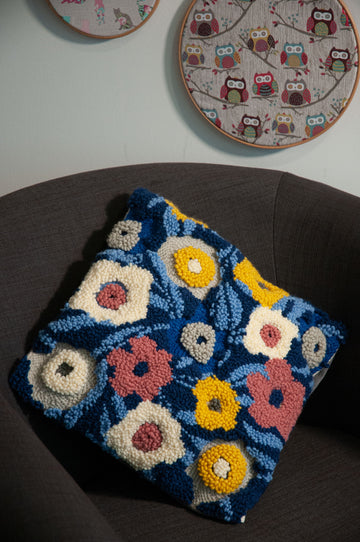 Kit de punzón Trimits para cojín: diseño floral moderno, 36 x 36 cm, incluye punzón, hilo, tela, respaldo de cojín, instrucciones en inglés, francés y alemán - 0