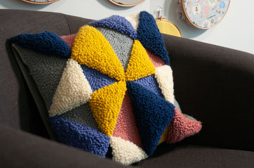 Kit de punzón Trimits con cojín: Geo, 36 x 36 cm, incluye punzón, hilo, tela, respaldo de cojín, instrucciones en inglés, francés y alemán - 0