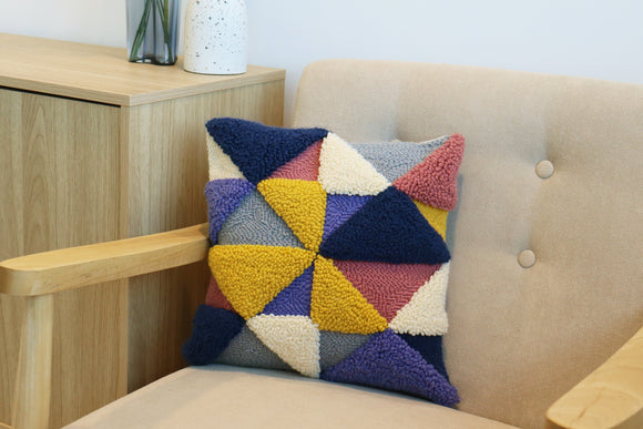 Kit de punzón Trimits con cojín: Geo, 36 x 36 cm, incluye punzón, hilo, tela, respaldo de cojín, instrucciones en inglés, francés y alemán