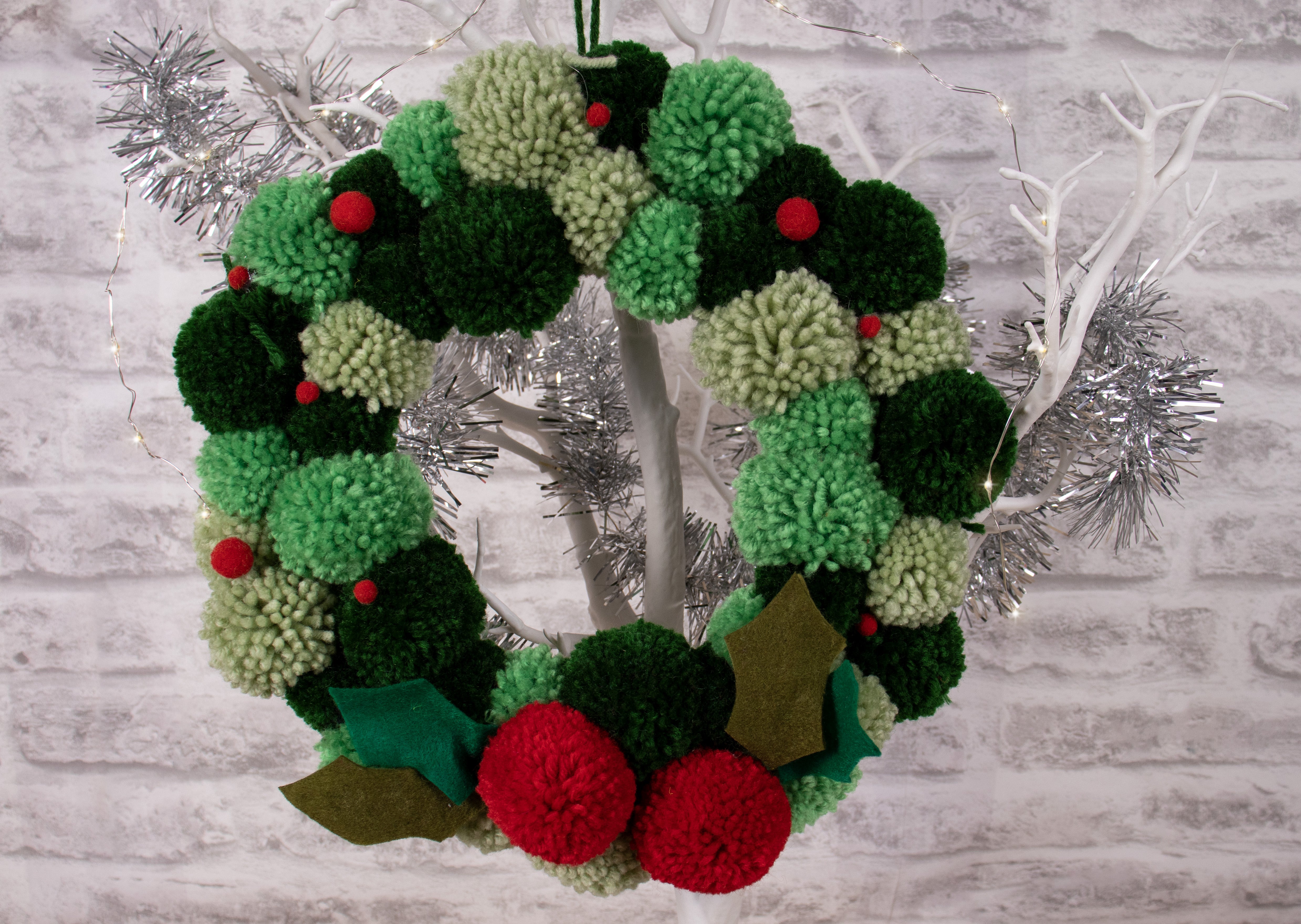 Trimits Pom Pom Wreath Kit Ð  30x30cm, Includes Pom Pom Makers, Yarn, and Metal Hoop