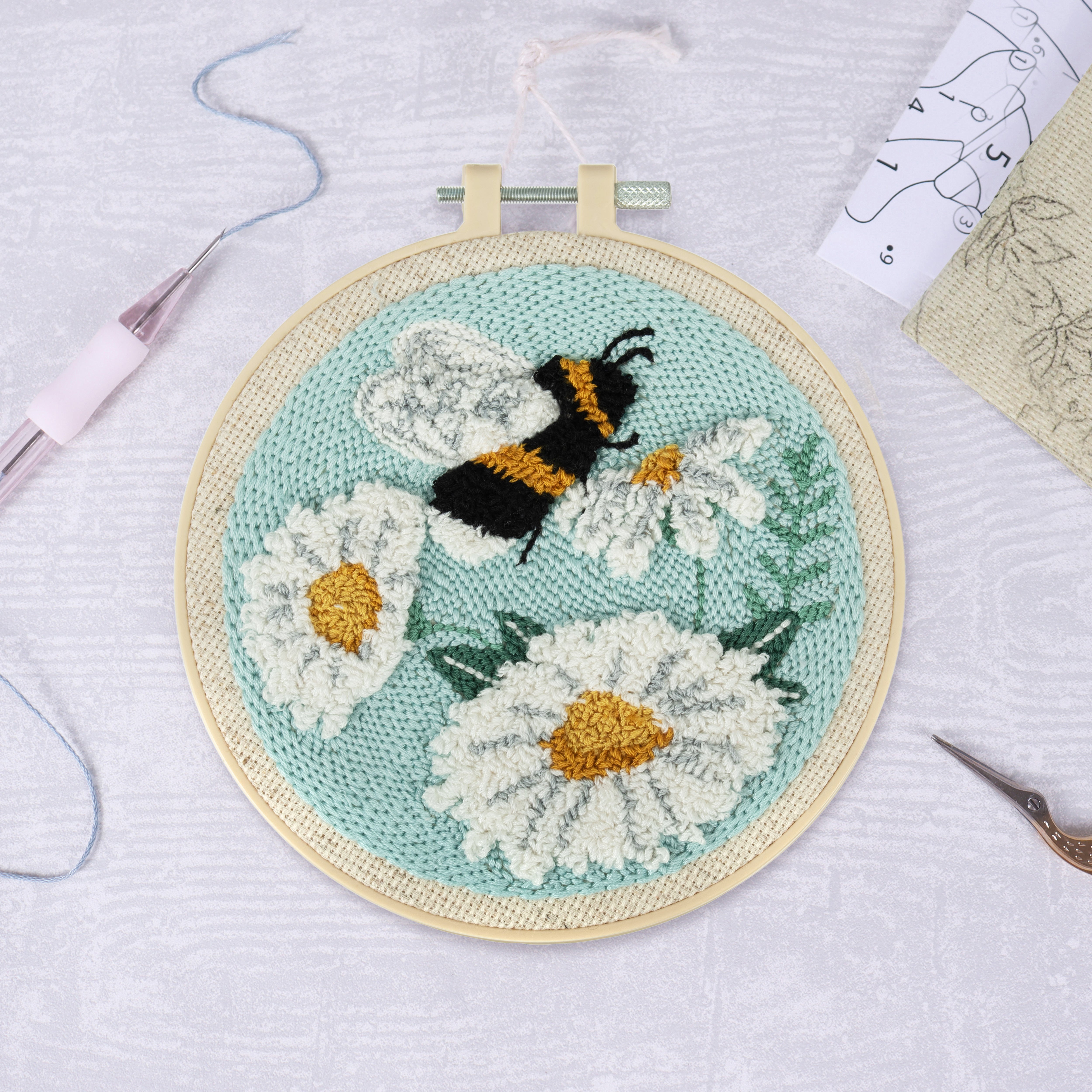 Trimits Punch Needle Kit Ð Floss and Hoop: Bees & Flowers, 15.2cm Diameter, Includes Embroidery Floss, Hoop, Fabric, Punch Needle, Instructions in English, French, German