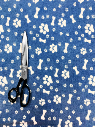 Compra zampe-e-ossa-blu Tessuto in pile polare stampato con stampe animalier