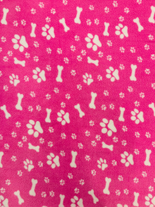 Compra zampe-e-ossa-rosa Tessuto in pile polare stampato con stampe animalier